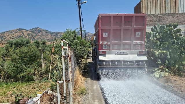 Efeler Belediyesi'nin yol çalışmaları sürüyor