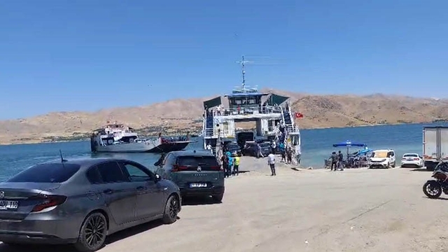 Yakıtı biten feribot çalışmalar sonucu iskeleye yanaştırıldı: Araçlar ve vatandaşlar tahliye edildi