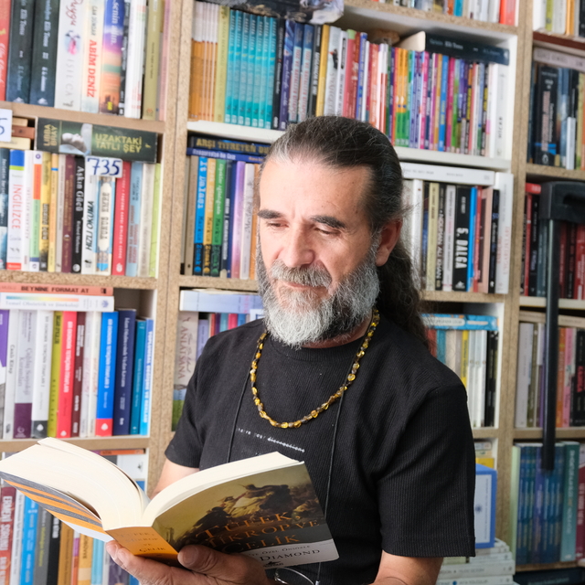 Kitap sevgisini 53 bin eserlik sahaf dükkanına taşıdı