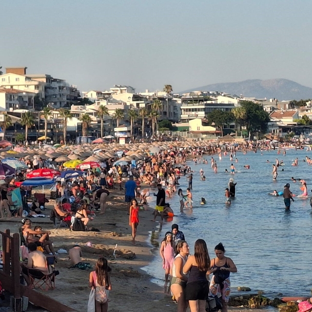 Didim sahillerini tatilciler doldurdu