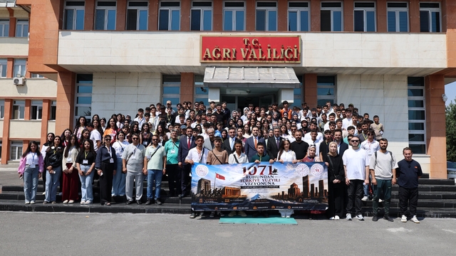 Ağrı'da 1071 genç tarih ve kültür rotası yolculuğuna uğurlandı