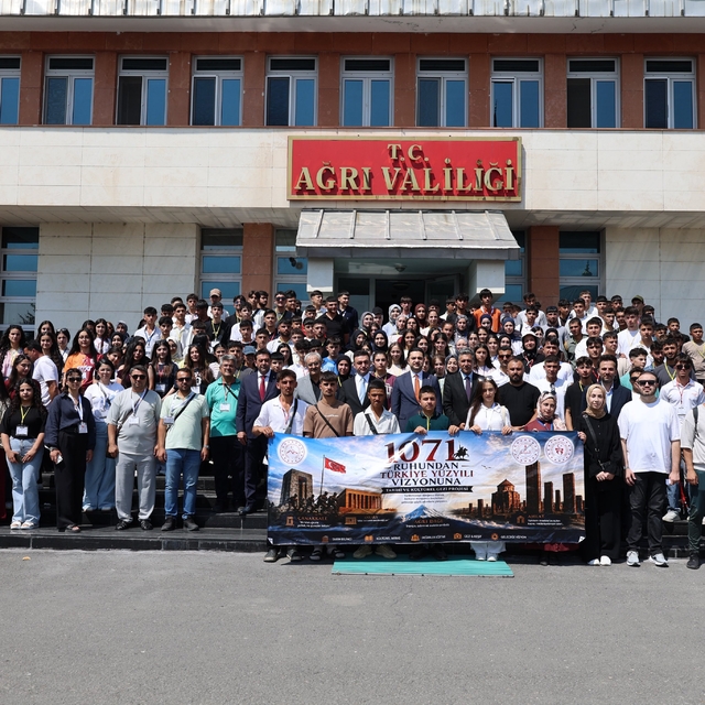 Ağrı'da 1071 genç tarih ve kültür rotası yolculuğuna uğurlandı