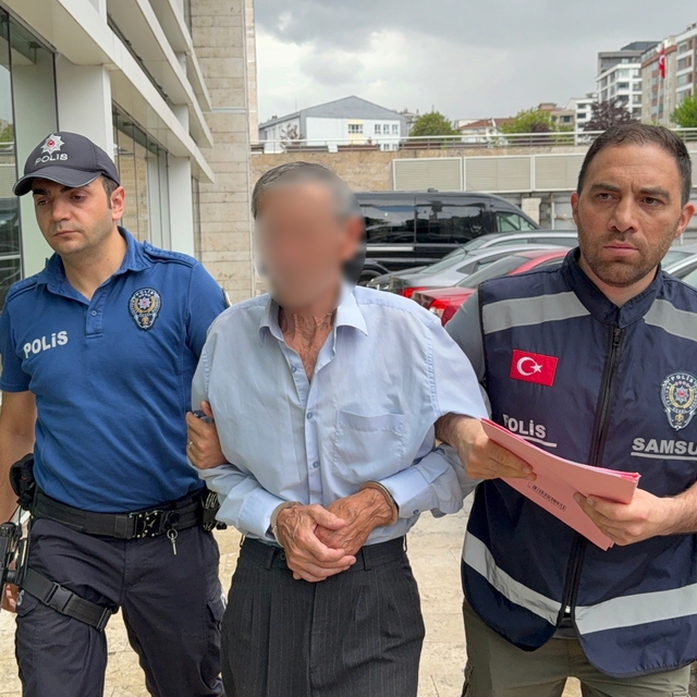 Tramvayda hayasızca harekette bulunan yaşlı adama gözaltı