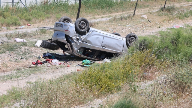 Takla atan otomobildeki 8 yaşındaki çocuk öldü, anne, baba ve kardeşi yaralandı