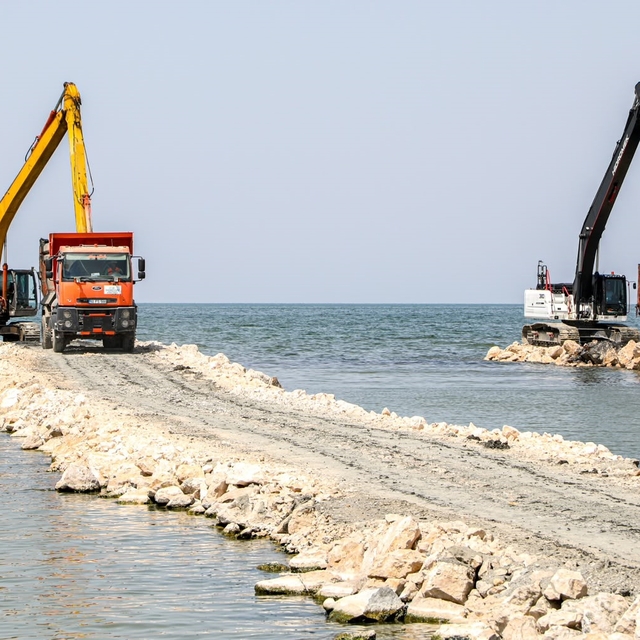 Van Gölü'nden 2 milyon 165 bin metreküp dip çamuru ve balçık çıkarıldı