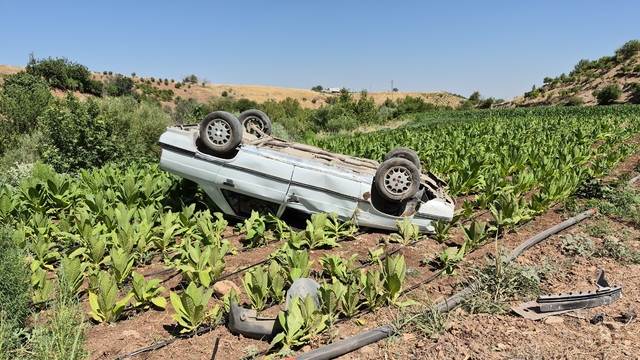 Adıyaman'da takla atan otomobildeki 3 kişi yaralandı