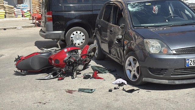 Eskişehir'de manevra yapan otomobile motosiklet yandan çarptı: 1 yaralı