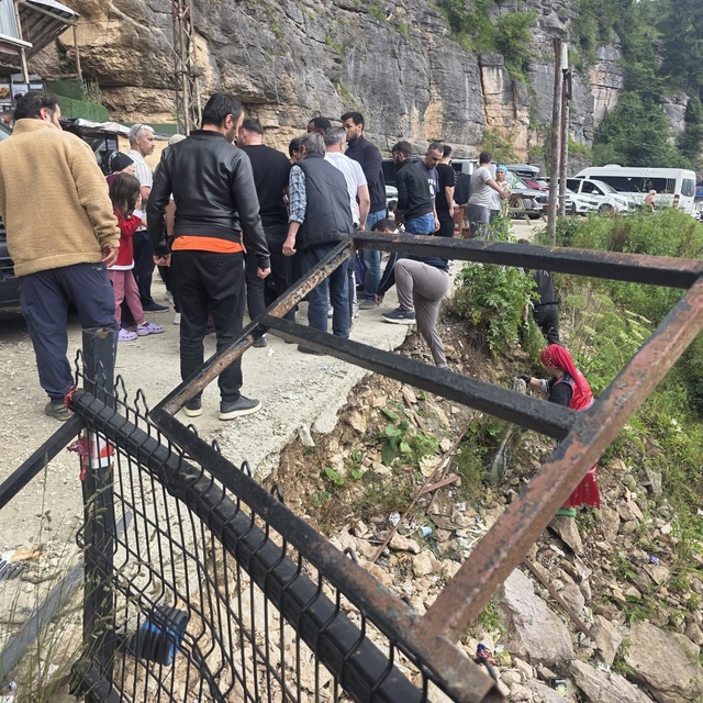 Trabzon Çal Mağarası önündeki korkuluklar kırıldı, 2 turist yamaçtan düşere...
