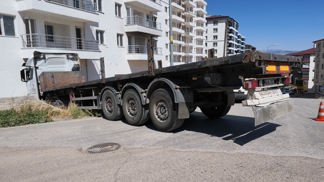 Facianın eşiğinden dönüldü: Freni boşalan tırın apartmana çarpma anı kameraya yansıdı