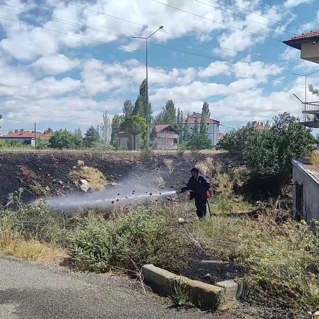 Fırtına yangına neden oldu, alevler evlere sıçramadan söndürüldü