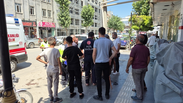 Panelvan araç ile motosiklet çarpıştı: Anne ve 2 çocuğu yaralandı
