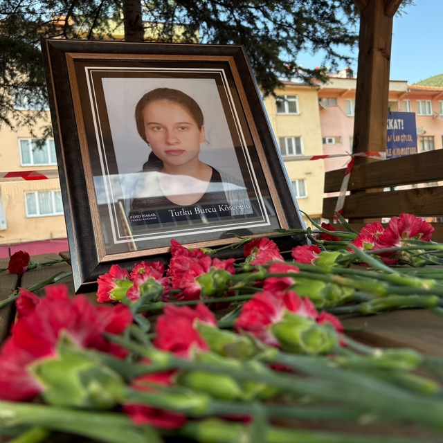Karanfillerle anıldı: Tutku Burcu Köseoğlu için Kur'an-ı Kerim ve dua progr...