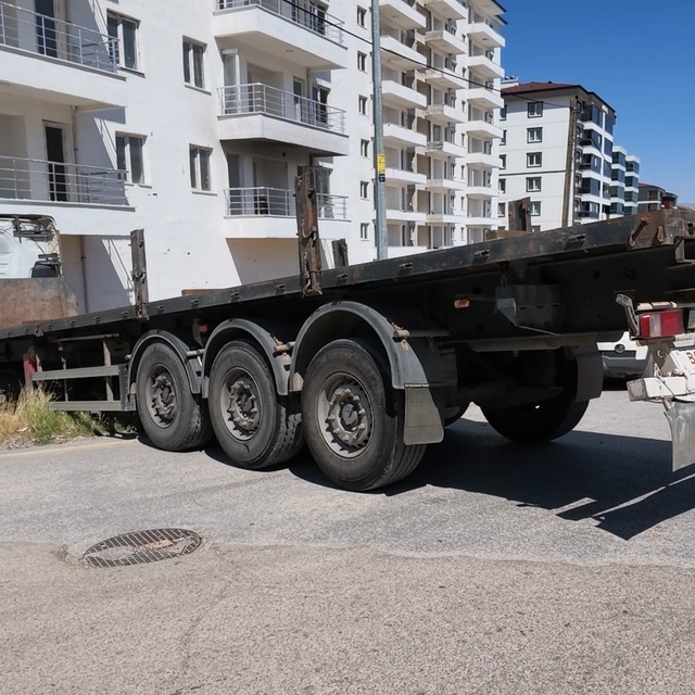 Facianın eşiğinden dönüldü: Freni boşalan tırın apartmana çarpma anı kamera...