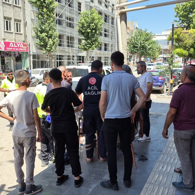 Panelvan araç ile motosiklet çarpıştı: Anne ve 2 çocuğu yaralandı