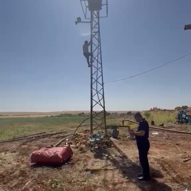 Kaçak trafonun sökülmesini engellemek için elektrik direğine çıktı