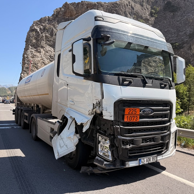 Adana'da tankerle çarpışan cipteki çift yaralandı