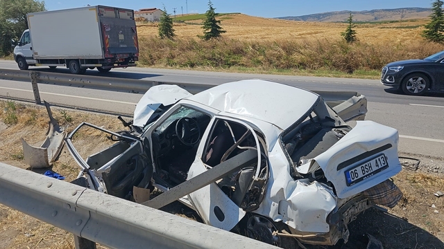 Çorum'da tırla çarpışan otomobil bariyerlere saplandı: 1 yaralı
