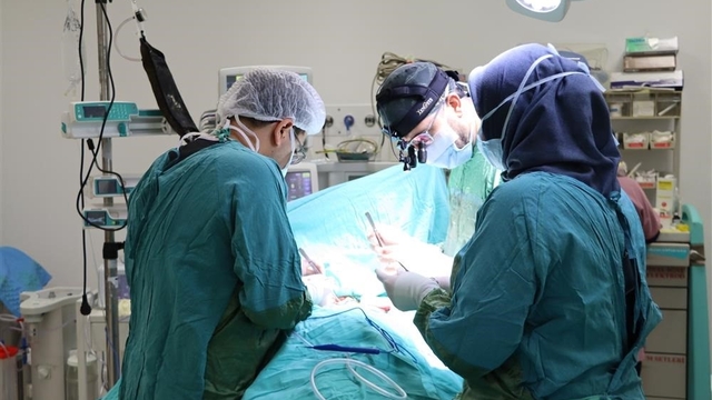 Sivas'ta lokal anastezi ile şahdamarı operasyonu
Sivas Numune Hastanesi'nde kalp yetersizliği ve yakın zamanda inme geçiren yüksek riskli bir hastaya, genel anestezi yerine bölgesel anestezi uygulanarak uyanık şekilde şah damarı ameliyatı başarıyla gerçekleştirildi