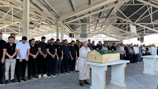 Site havuzunda hareketsiz bulunan Kadir, Gaziantep'te toprağa verildi (2)