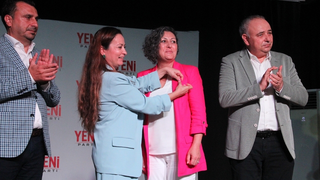 Manisa'da 15 CHP'li belediye başkanı YENİ Parti'ye katıldı