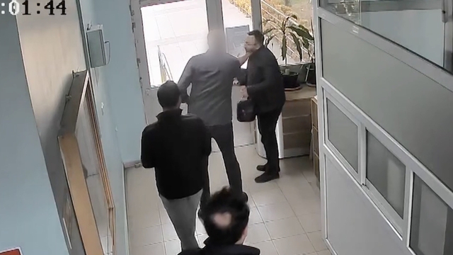 Gazeteciye tokat atan doktora adli para cezası