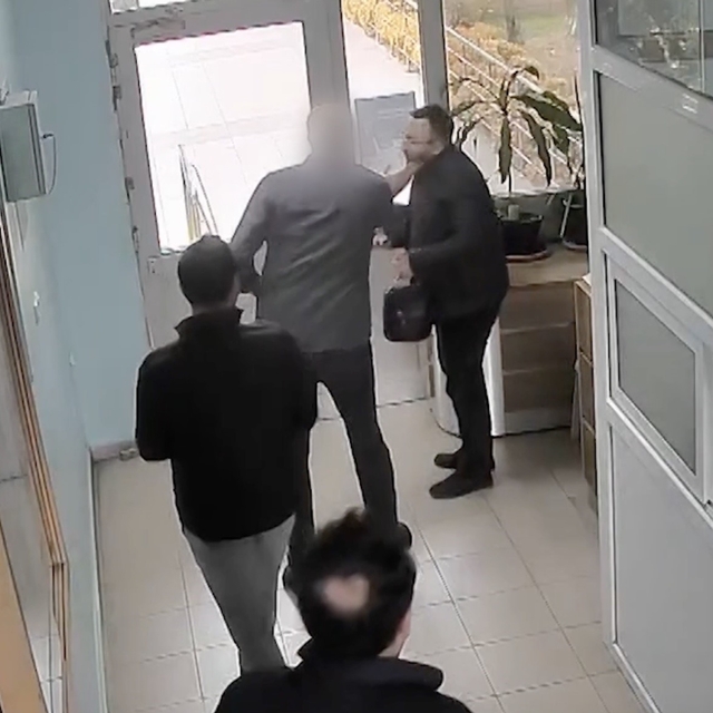 Gazeteciye tokat atan doktora adli para cezası