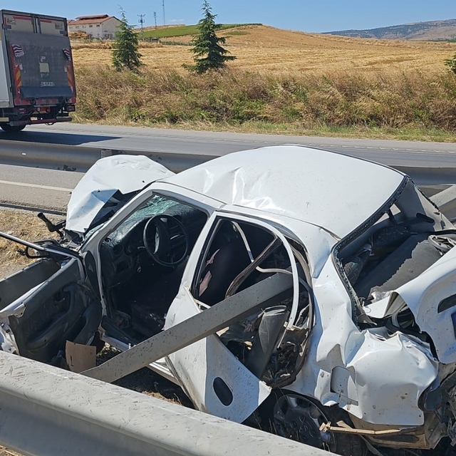 Çorum'da tırla çarpışan otomobil bariyerlere saplandı: 1 yaralı