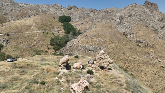 Van'da tahrip edilen tarihi kilise ve mezarlık için koruma çalışması başlatıldı