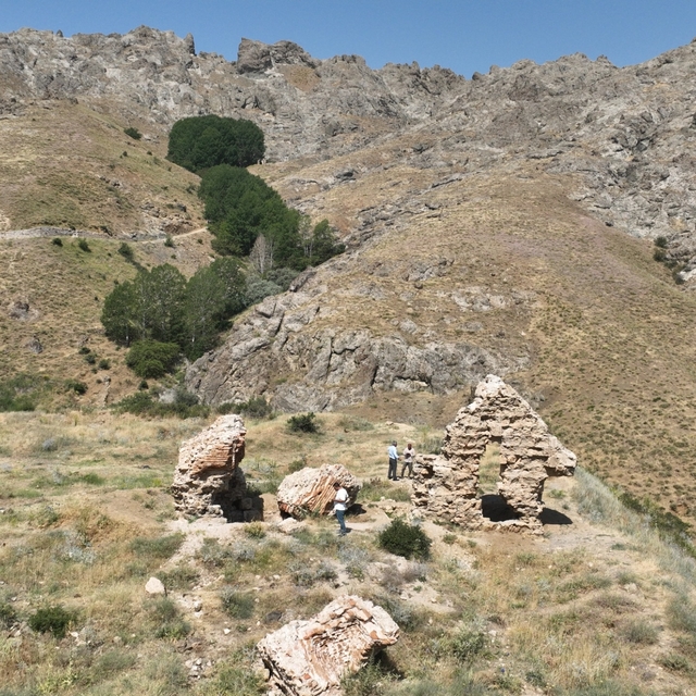 Van'da tahrip edilen tarihi kilise ve mezarlık için koruma çalışması başlat...