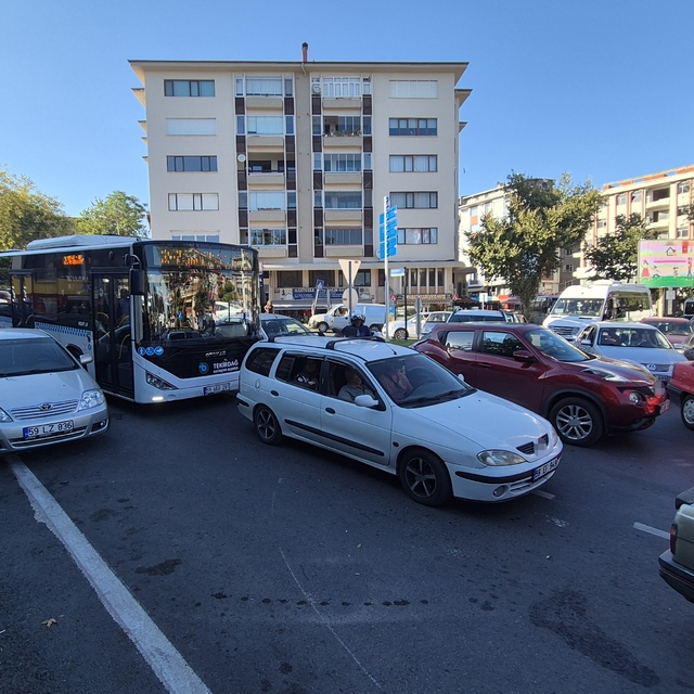 Her 3 kişiye 1 araç düşüyor: Mesai bitince Hükümet Caddesi kilitleniyor