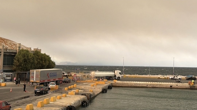 Balıkesir'deki yangınının dumanları Midilli'ye ulaştı