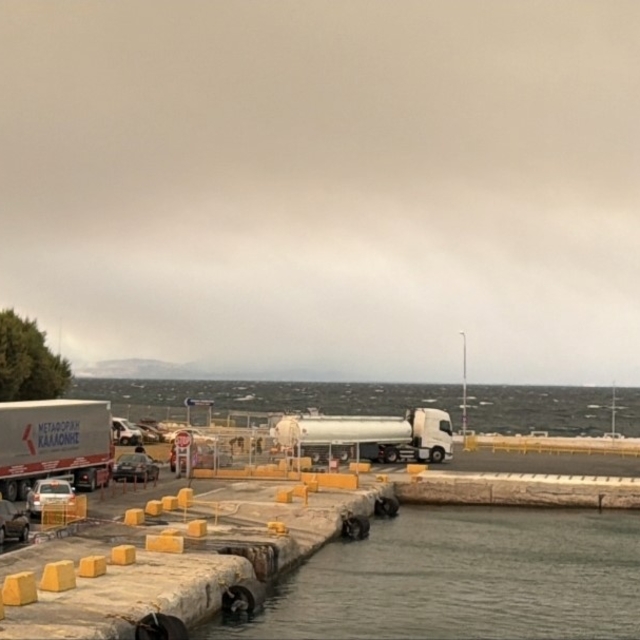 Balıkesir'deki yangınının dumanları Midilli'ye ulaştı