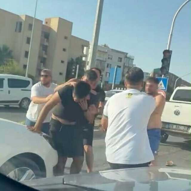 Kuşadası'nda trafikte kavga: 2 gözaltı