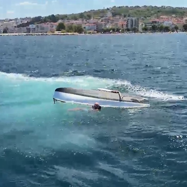 Teknesi alabora olan kişiyi Sahil Güvenlik ekipleri kurtardı