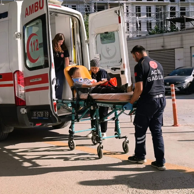 Ailesinin anahtarı unuttuğu çocuk, eve girmek için tırmandığı 2'nci kat bal...