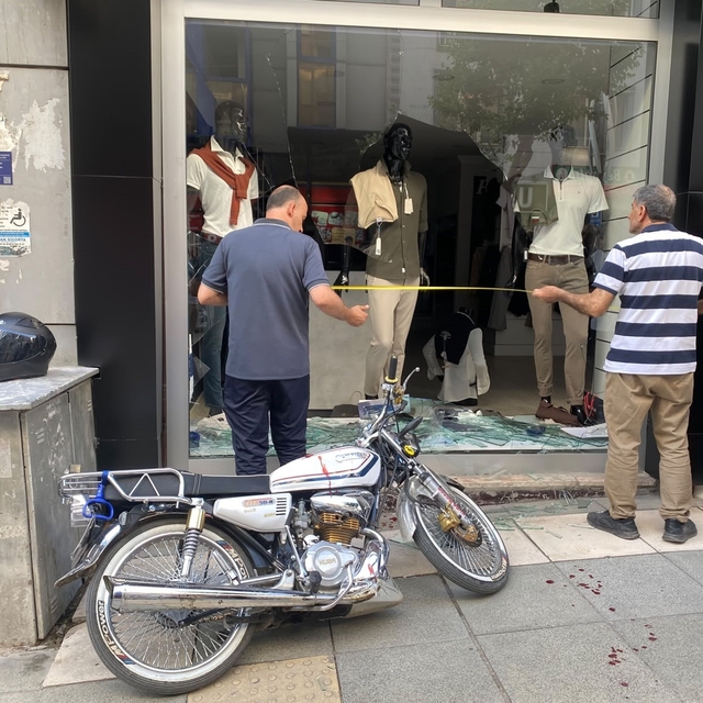 Elazığ'da otomobille çarpışan motosiklet mağazaya girdi: 1 yaralı