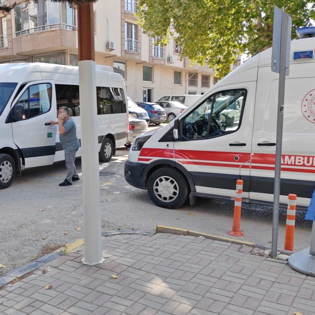Edirne'de minibüsle çarpışan motosikletli yaralandı: Kaza anı kamerada