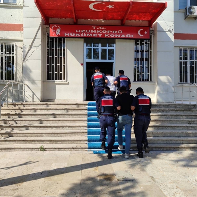 Edirne'de yasak bölgede yakalanan 2 düzensiz göçmen tutuklandı