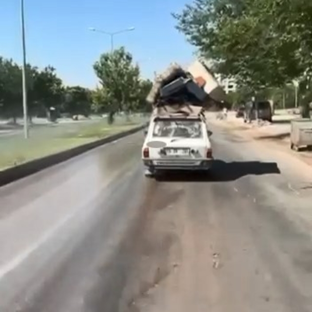 Aracının tavanına malzeme bağlayan sürücü, trafiği tehlikeye attı
