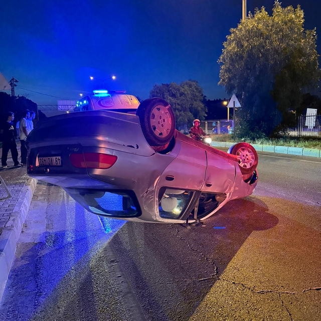 Kontrolden çıkan otomobil ters döndü