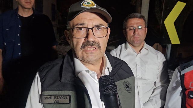 Balıkesir Valisi Ustaoğlu yangın bölgesinde: "Yangınla mücadelemiz devam ediyor, can kaybımız yok"