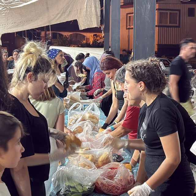 Bir yanda alevlerle mücadele, bir yanda yürek ısıtan dayanışma