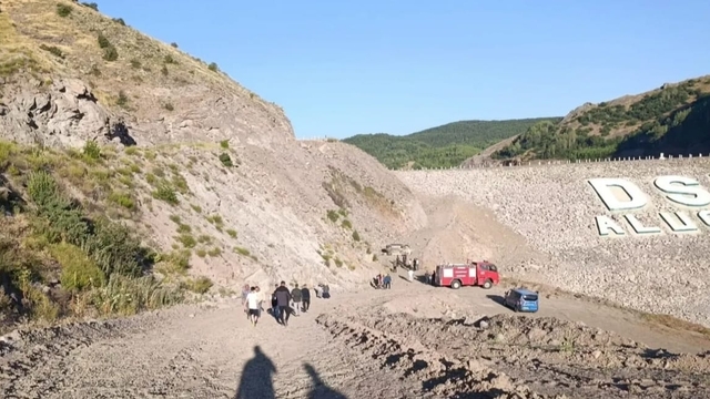 Otomobil dere yatağına yuvarlandı; 3 ölü, 3 yaralı