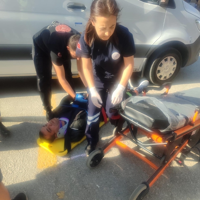 Minibüsle çarpışan motosikletli yaralandı; kaza kask kamerasında