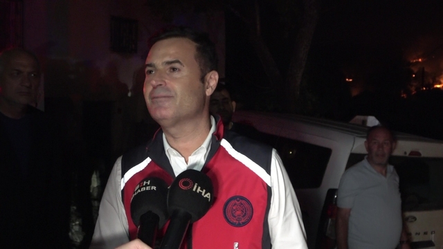 Balıkesir'de orman yangınlarıyla mücadele sürüyor
Balıkesir Büyükşehir Belediye Başkanı Akın: "Tüm personellerimizle sahadayız"