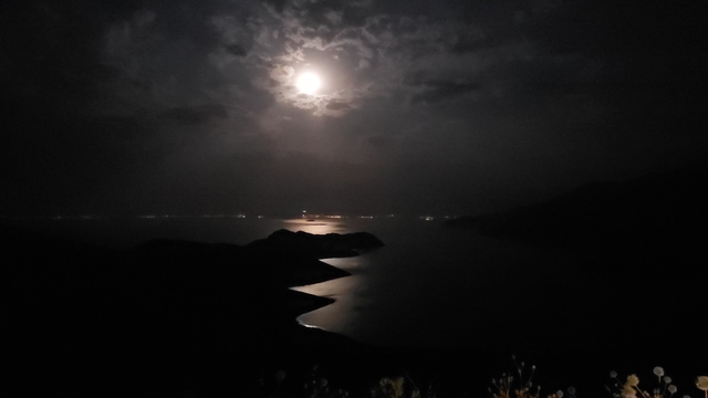Bulutların arasından yükselen Geyik Dolunayı, Van Gölü ve Saint Thomas Kilisesi ile buluştu