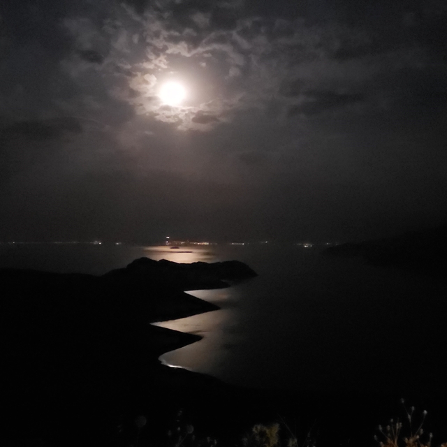 Bulutların arasından yükselen Geyik Dolunayı, Van Gölü ve Saint Thomas Kili...