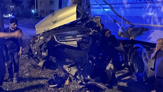 Ağaca çarpan otomobil ikiye bölündü, sürücü hafif sıyrıklarla kurtuldu
Kazayı gördü, yardıma koştu: "Ya anne duası ya baba duası aldı, bu araçtan sağ bir şekilde çıktı"