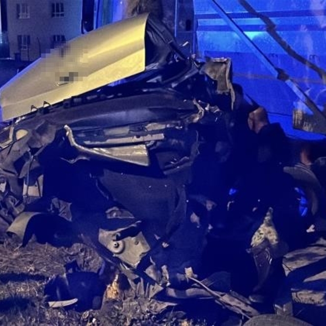 Ağaca çarpan otomobil ikiye bölündü, sürücü hafif sıyrıklarla kurtuldu
Kaza...