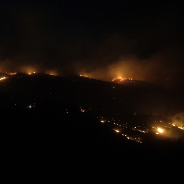 Alanya'daki orman yangınına gece saatlerinde müdahale sürüyor